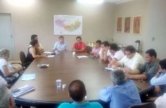 Educadores foram recebidos pelo prefeito em encontro que contou com a presença dos vereadores (Divulgação)
