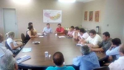 Educadores foram recebidos pelo prefeito em encontro que contou com a presença dos vereadores (Divulgação)