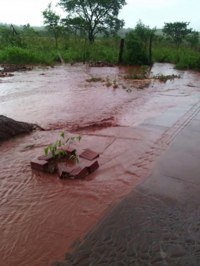 Rua desaparece em lama e moradora pede socorro antes de novos alagamentos