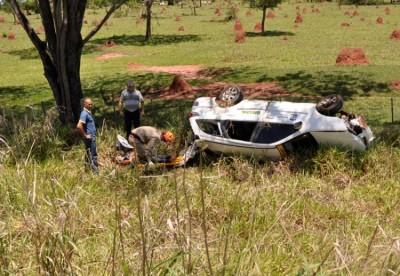 Carro do Conselho Tutelar capota e deixa duas pessoas feridas em MS