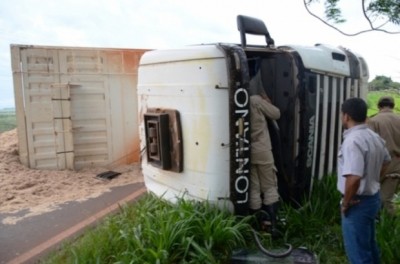 Carreta bi-trem conduzida por mulher tomba entre Ivinhema e Angélica