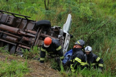 Apesar de ficar preso às ferragens, motorista que provocou acidente na BR-163 teve apenas ferimentos leves (Marcos Ermínio)