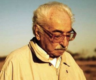 Manoel de Barros passou por cirurgia e está internado em UTI