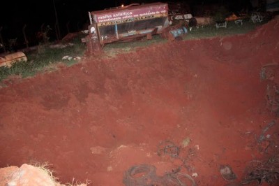 Enorme buraco escavado do dia para noite em terreno da prefeitura deixou moradores intrigados (94 FM)