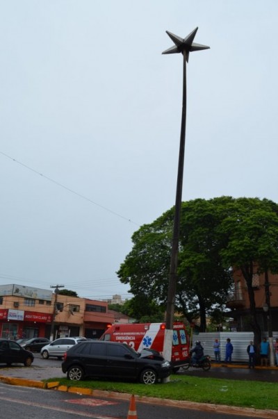 A parte alta do poste quebrou e há grande risco de despencar. (Sidnei Bronka)