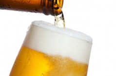 Serão leiloados 414 vasilhames de cerveja Skol, tipo “litrão”, com líquido, avaliados em R$ 2.525,40 (Reprodução)