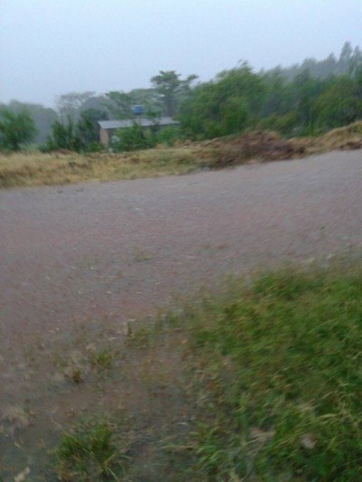 Rua fica completamente alagada em dias de chuva e moradores são ilhados nas próprias casas (94 FM Você na Redação)