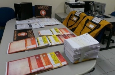 Documentos de licitação, planilhas com os nomes de funcionários e um computador foram apreendidos. (Reprodução)