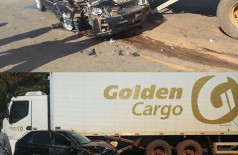 Condutor de caminhão tem visão ofuscada pelo sol e causa acidente na BR-262