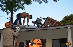 Residência atingida pelo balão teve danos no telhado (Sidnei Bronka)