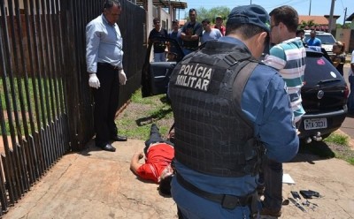 O professor estava siando de casa quando foi assassinado. ()