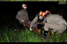 Capotamento deixa dois jovens feridos no anel viário de Nova Andradina