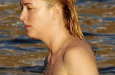 Atriz de '50 Tons de Cinza' faz topless em praia na Itália
