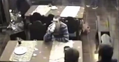 Restaurante é invadido por 35 homens na Rússia e homem desperta atenção por sua atitude