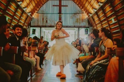 Em casamento original, palhaços levam alianças e noivos pintam pés com tinta