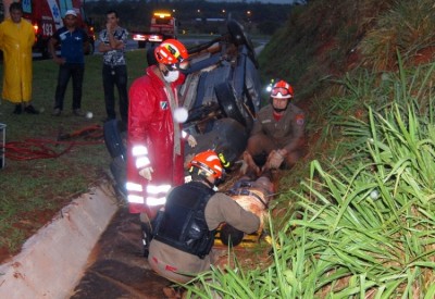 Jovem capota picape na MS-134 e fica preso às ferragens
