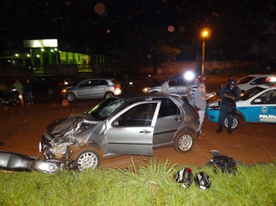De acordo com a polícia e a perícia que estiveram no local, o condutor da moto errou a entrada do trevo (Sidnei Bronka)