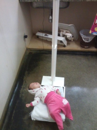 Em vídeo, mãe reclama da pesagem de sua filha em posto de saúde de Dourados