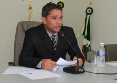 Vereador desviou dinheiro para pagar silicone para mulher, diz assessor