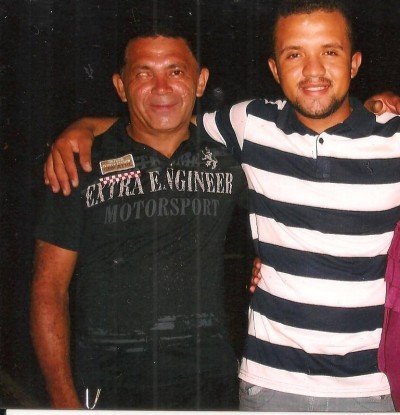 O pai de Emerson (esquerda) se chama Antonio Francisco de Sousa. Emerson, direita, aguarda ansiosamente contat... (Reprodução)