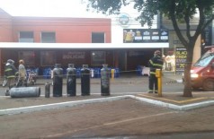Botijões de gás industrial foram retirados de dentro do restaurante por bombeiros (Sidnei Bronka)