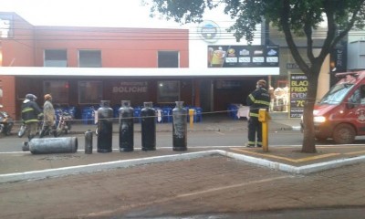 Botijões de gás industrial foram retirados de dentro do restaurante por bombeiros (Sidnei Bronka)