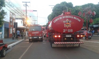 Bombeiros enviaram três viaturas para conter as chamas e socorrer vítimas (Sidnei Bronka)