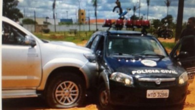 Caminhonete roubada em Dourados colidiu contra viatura da Polícia Civil já na entrada de Coronel Sapucaia (94 FM)