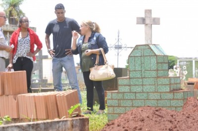 Familiares ficaram revoltados com a tentativa de funcionários sepultaram, de novo, funileiro (Alcides Neto)