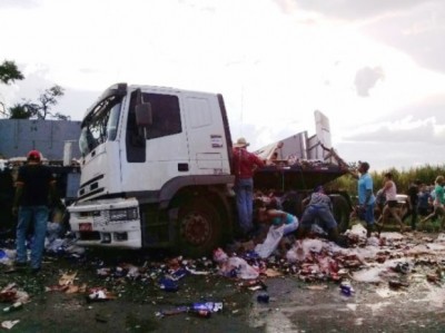 Carreta carregada com cerveja é saqueada após acidente na BR-267