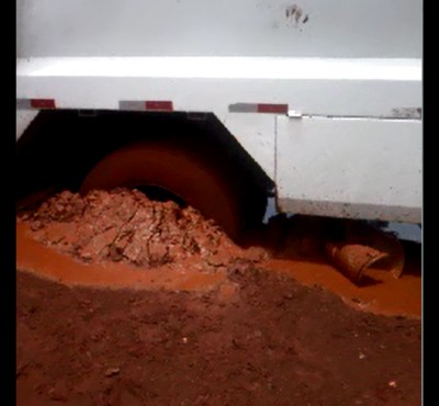 Você na redação: Caminhão que presta serviço para prefeitura atola em rua de terra