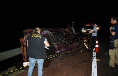 Cinco pessoas morrem depois de Uno capotar várias vezes em ponte sobre o Rio Paraná