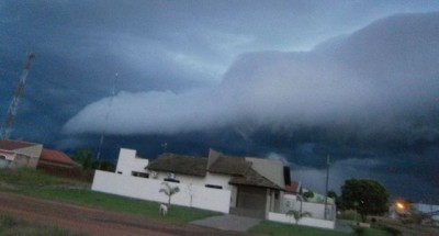 O fenômeno é conhecido como roll cloud (nuvem rolo) ou shelf cloud (nuvem prateleira) e é mais comum em regiõe... (Geigyson Ribeiro)
