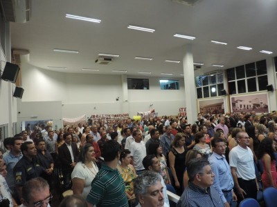 Sem teto exibiram faixas e cartazes com reivindicações por moradias durante a sessão solene na Câmara de Doura... (André Bento)