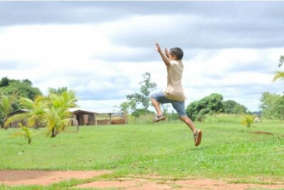 Criança brinca em Campo Grande, que terá chuva forte na nova estação (Alcides Neto)