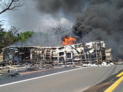 Pai atira menina pela janela do ônibus e salva criança de explosão