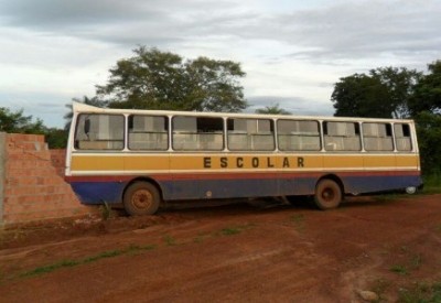 Ônibus foi abandonado depois do ladrão bater no muro (PC/MS)