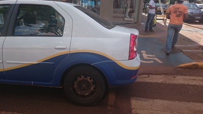 Você na Redação: Carro da prefeitura é flagrado estacionado em local proibido