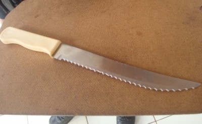 Em Dourados, marido utiliza faca de serra e golpeia mulher 21 vezes
