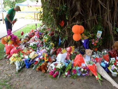 Australianos deixam flores perto da casa onde 8 crianças foram mortas. (Reprodução)