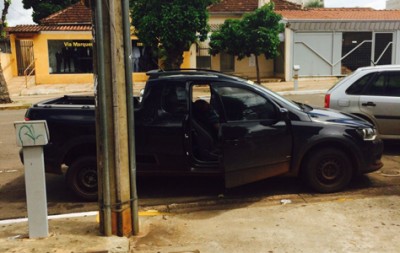 Supostamente embriagado, homem dorme e deixa veículo atravessado na rua em MS