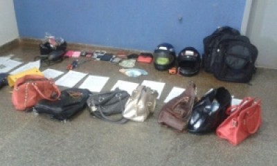 Diversas bolsas furtadas foram encontradas na casa do preso (Foto: Sidney Assis) (Reprodução)