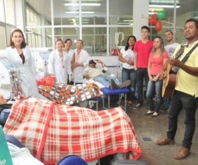 Pacientes renais crônicos são surpreendidos com festa natalina na Santa Casa