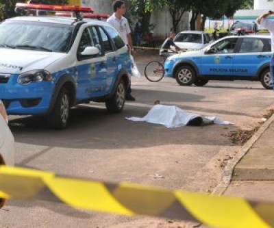 Jovem é morto com golpes de faca ao tentar defender amigo