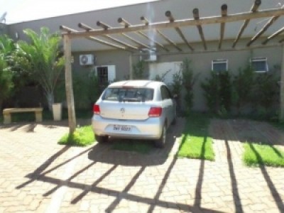 Veículo foi acorrentado ao hotel para minimizar prejuízos com dívida (Reprodução)