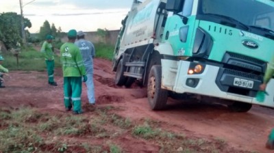 Caminhão de lixo cai em “cratera” e fica atolado na capital