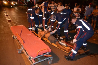 Homem é encontrado em estado grave com facada no peito na rua em Dourados
