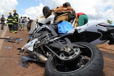 Motociclista de 25 anos morre ao ser atingido por carro na BR-262