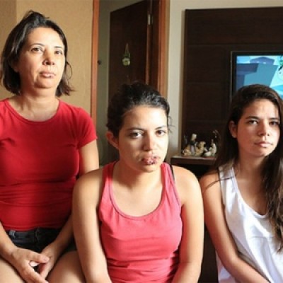 Marina Guarrido Souza 18, Milena Guarrido Souza e a mãe Jovanete Guaarrido de Souza (camisa vermelha) vitimas... (Divulgação)