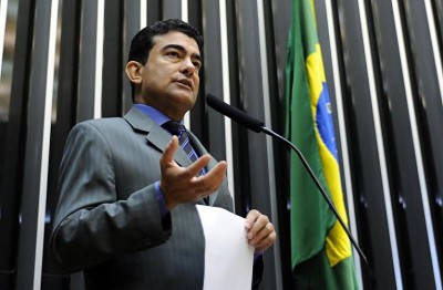 Deputado Marçal Filho explica que se obras garantidas por ele fossem tiradas do papel pela prefeitura, a vida... (Divulgação)